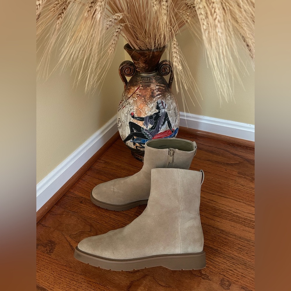 VINCE Kady suede leather ankle boots/ booties. Water repellent.